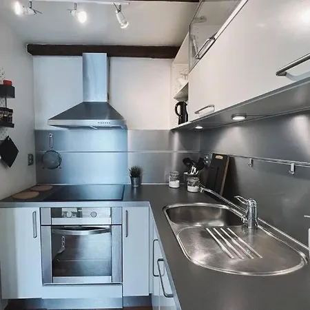 With Loft & Window Balcony, Free Parking 公寓