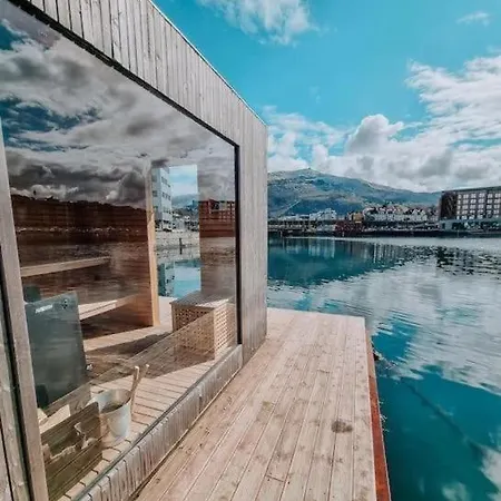 With Loft & Window Balcony, Free Parking 卑爾根