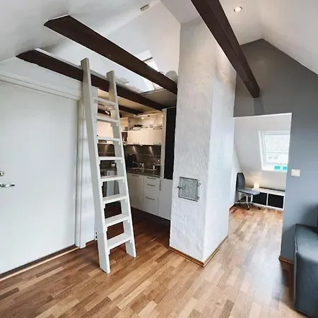 Apartment With Loft & Window Balcony, Free Parking *