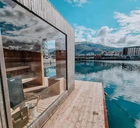 With Loft & Window Balcony, Free Parking Μπέργκεν